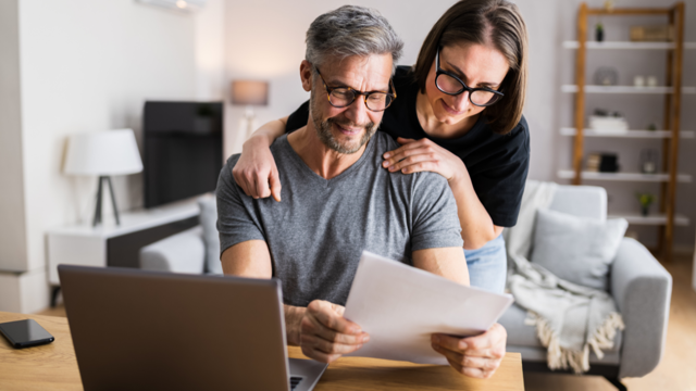 couple thinking to take out unsecured or secured loans for bad credit